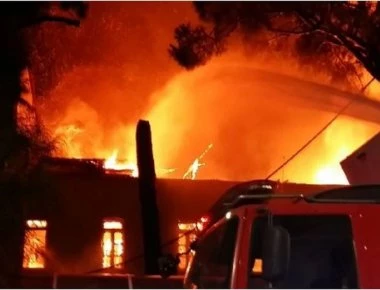 Κεφαλονιά: Μαίνονται φωτιές και για δεύτερη νύχτα στο νησί - Διακοπή ρεύματος